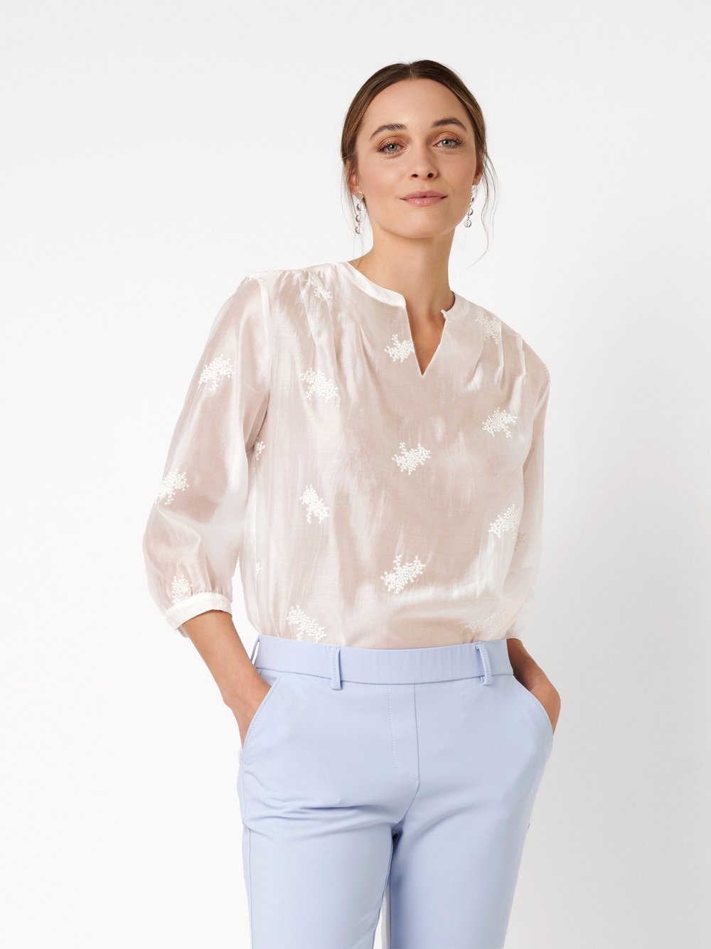 Blusa bordada blanca con manga francesa talla grande