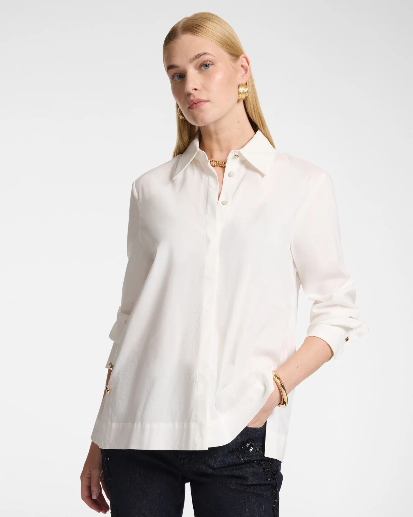 Modelo con camisa blanca de la colección Otoño Invierno 2026