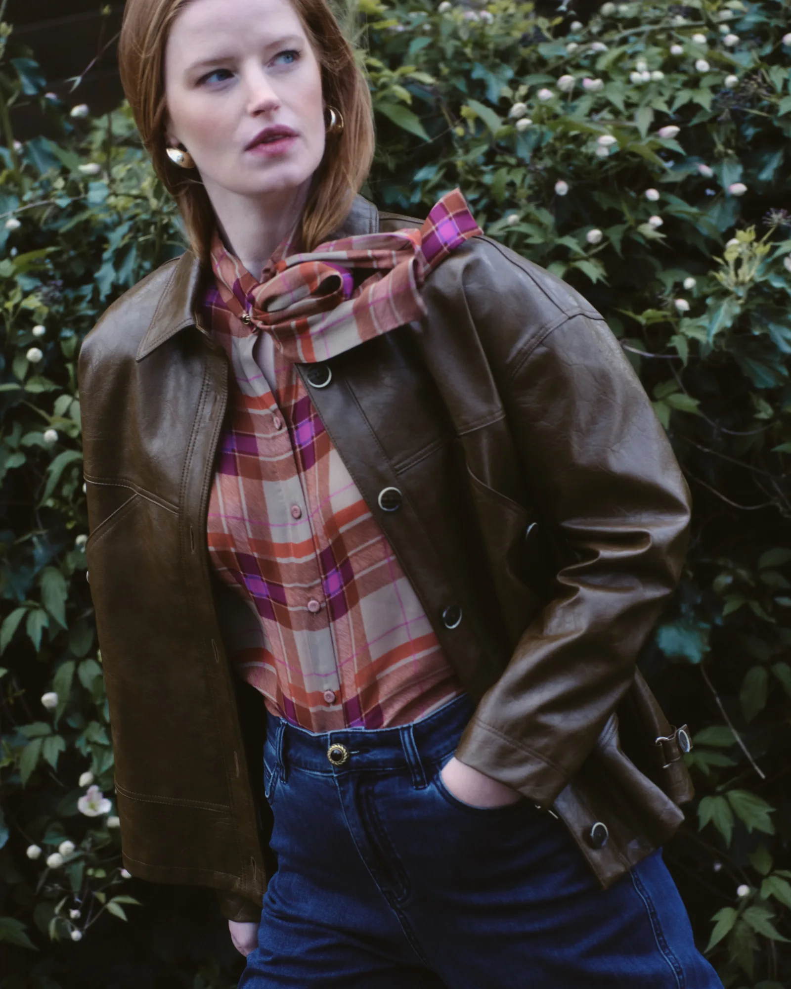 Modelo con chaqueta de piel marrón y camisa de cuadros de la colección Otoño Invierno 2026
