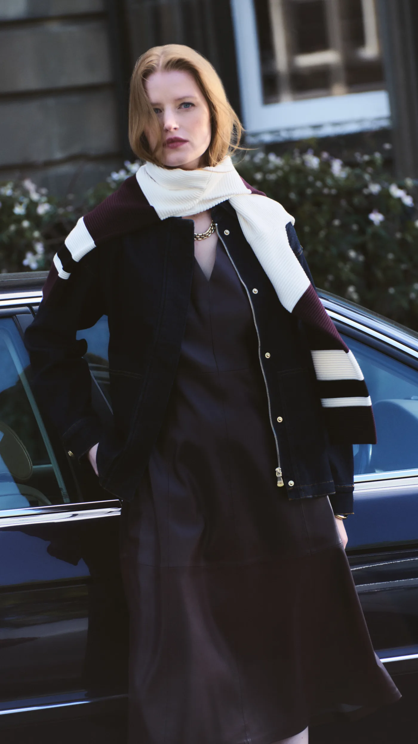 Modelo con abrigo oscuro y bufanda de punto marfil de la colección Otoño Invierno 2026