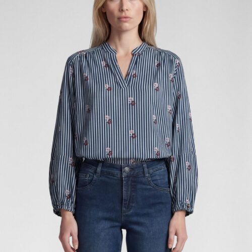 blusa estampada de rayas azules y flores