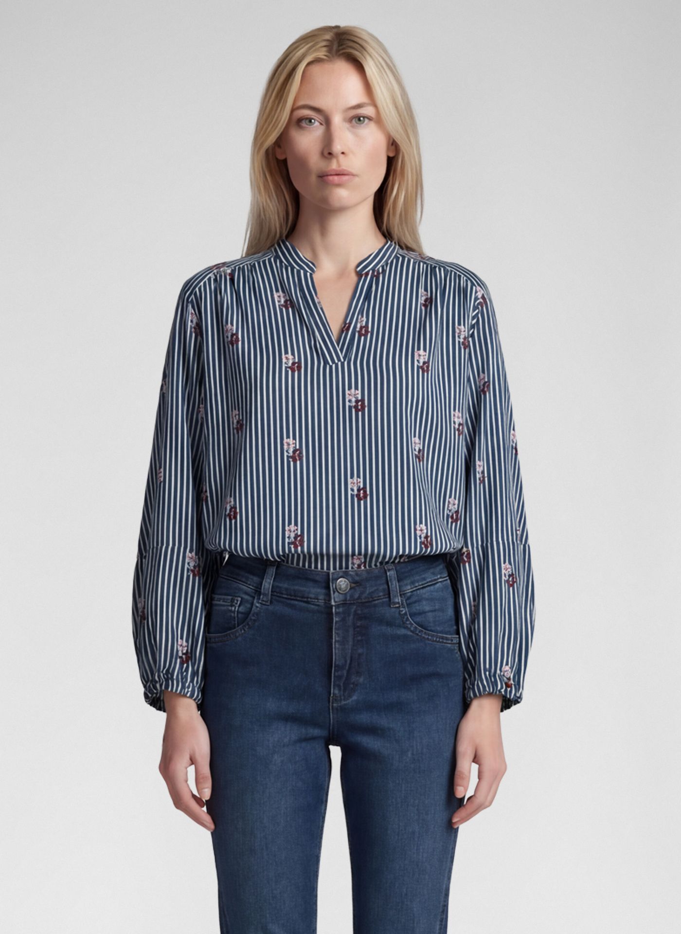 blusa estampada de rayas azules y flores
