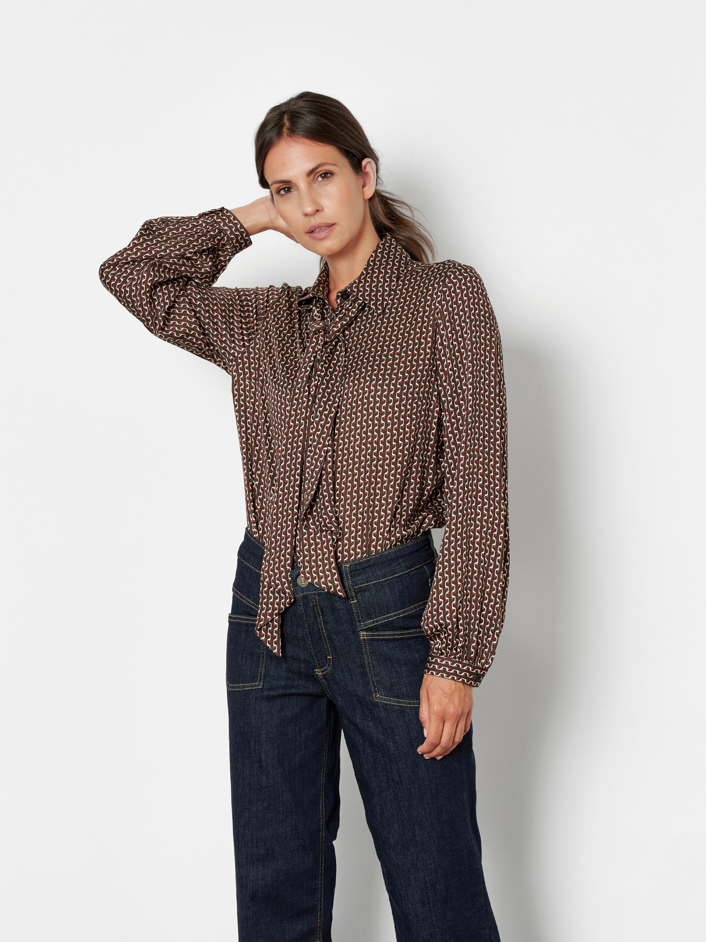 Camisa estampada geométrica marrón