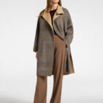 Abrigo de cuadros combinado con pantalón camel y jersey burdeos.