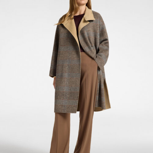 Abrigo de cuadros combinado con pantalón camel y jersey burdeos.